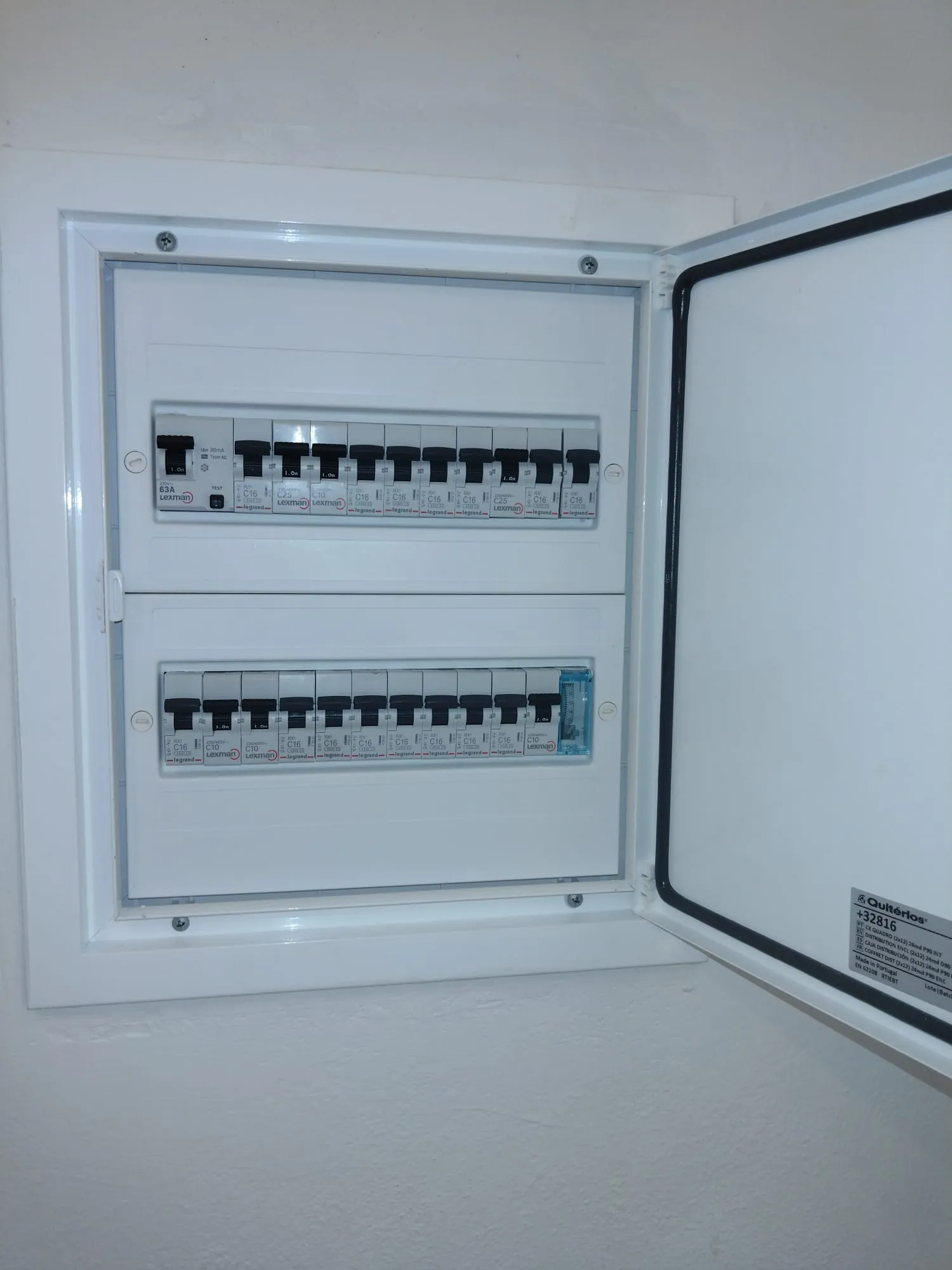 Repaired consumer unit and circuit breakers in an Algarve property